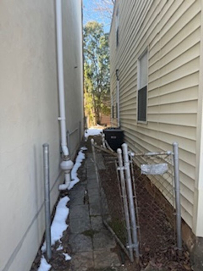 Building Photo - Beautiful Row Home for You! Washer/Dryer I...