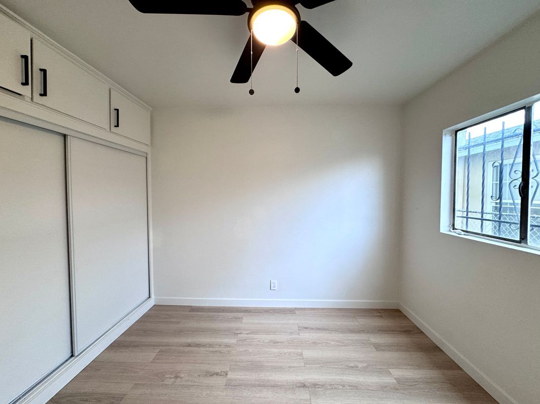 Building Photo - 1540 W 60th St