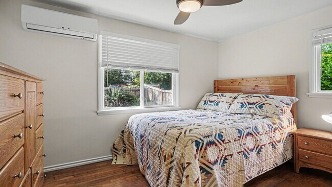 Building Photo - 2Bd/1Ba Shoreline House