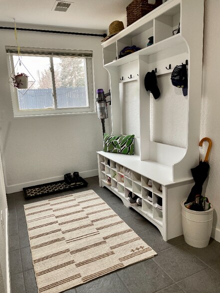 Building Photo - 4240 Aurora Ave