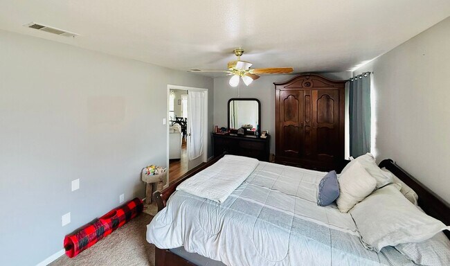Building Photo - Beautiful 3-bedroom 2-bathroom house.
