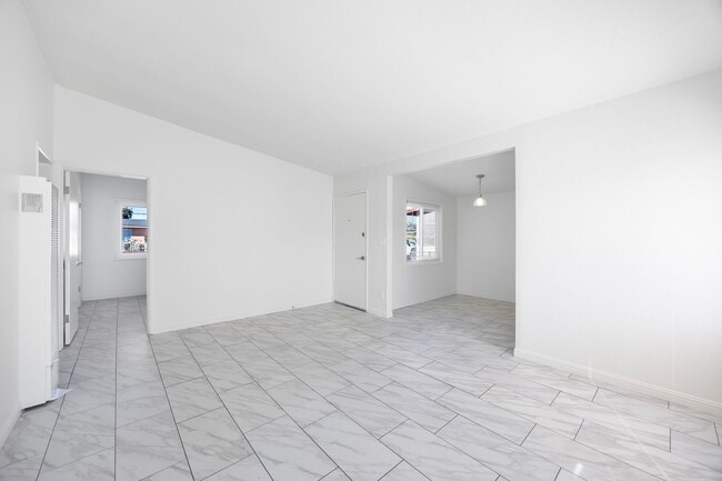 Building Photo - 3 Bedroom Duplex with Washer Dryer