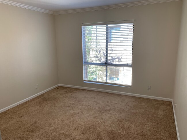 Building Photo - Light and Bright Two Story Townhome!