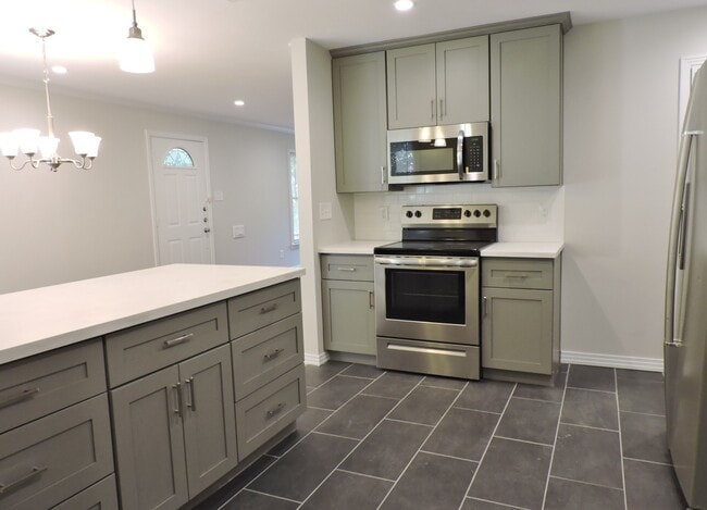 Building Photo - Total Remodel Townhome-Like Unit in Berkel...
