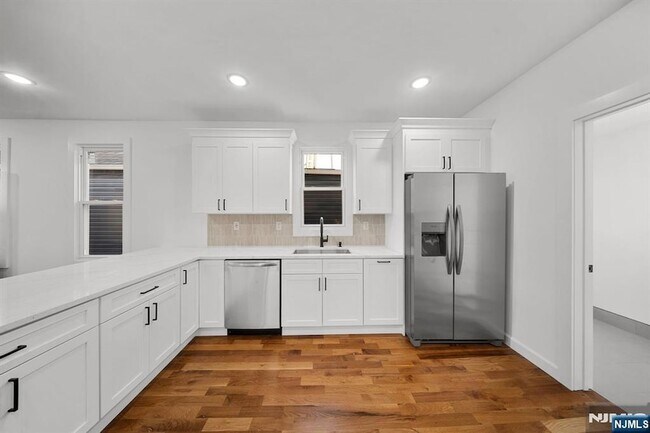 Building Photo - 319 William St