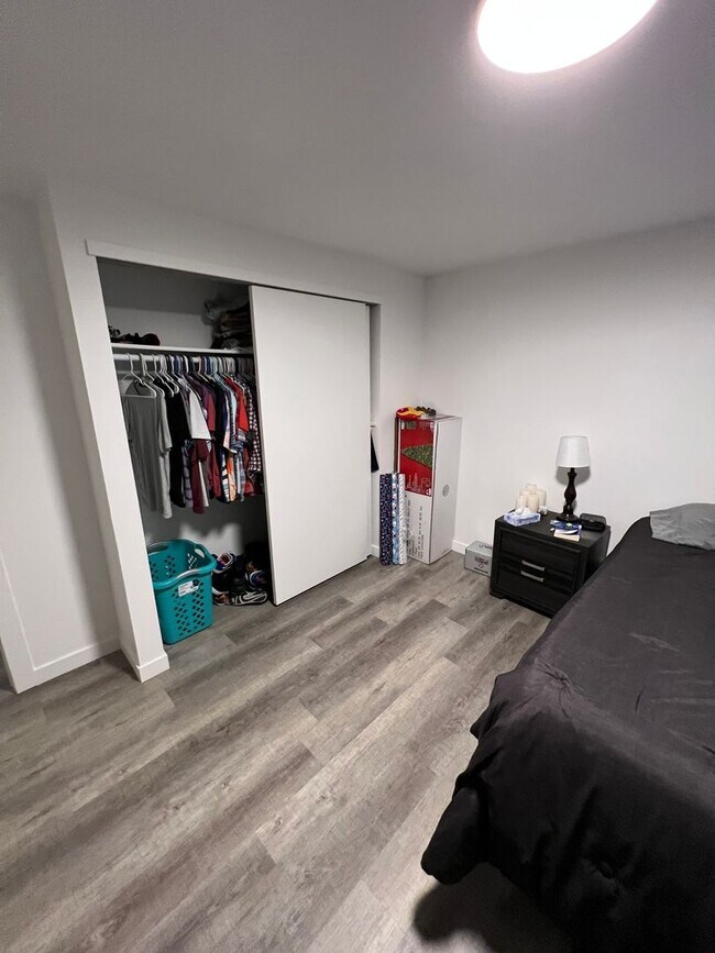 Building Photo - 2 Bedroom Apartment -2023 remodel New paint, flooring, and granite countertops