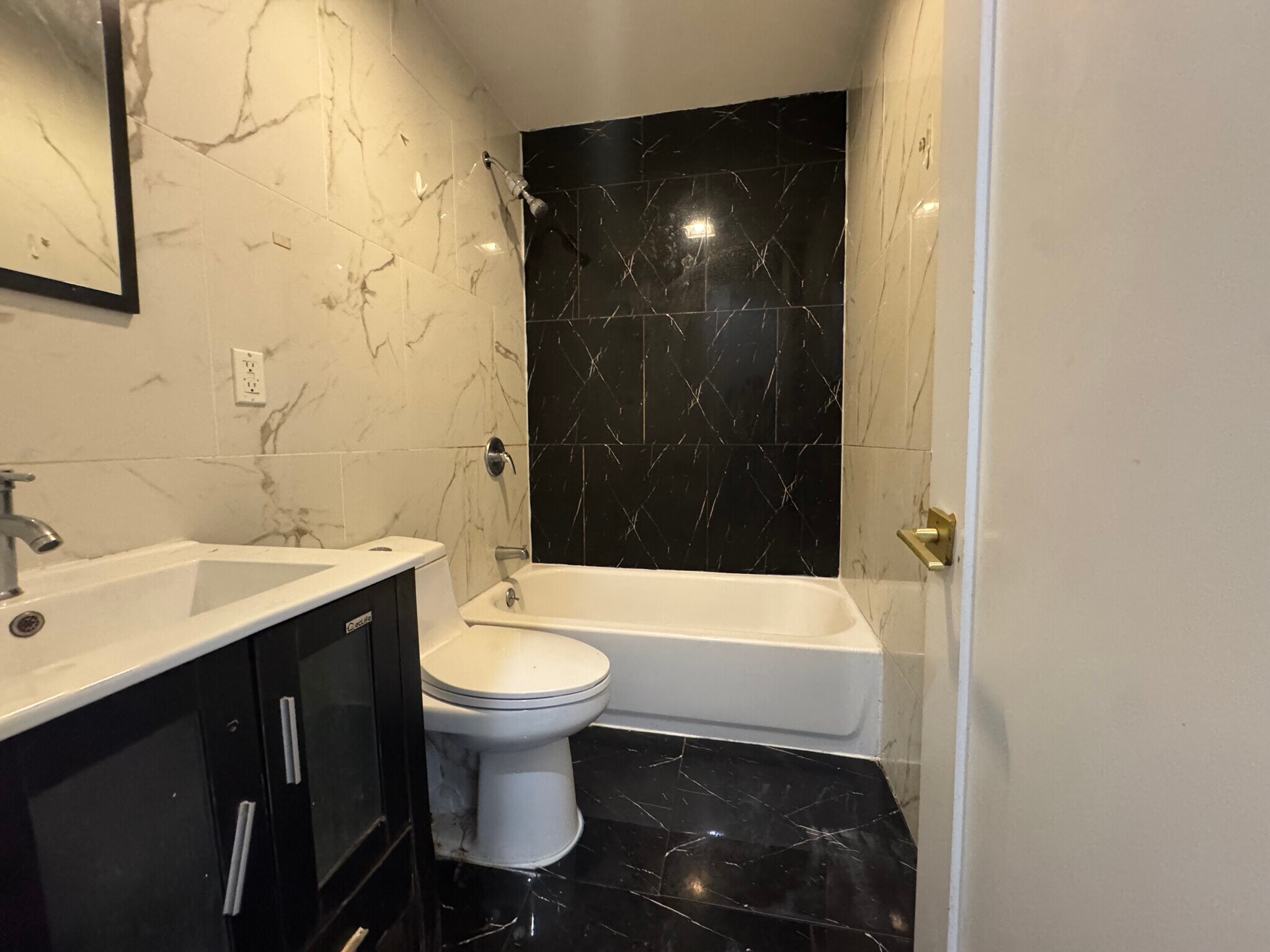 1R - 16 Lewis Ave