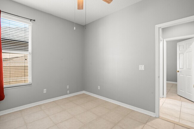 Building Photo - 2810 University Acres Dr