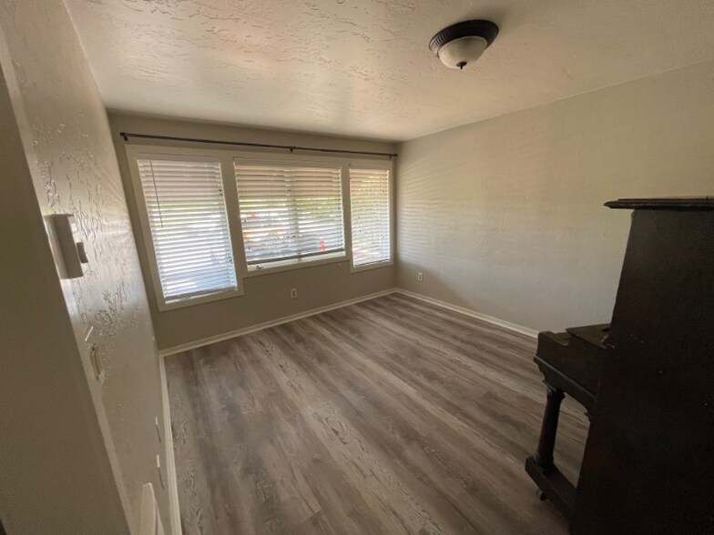 Building Photo - 951 S Rimrock Rd