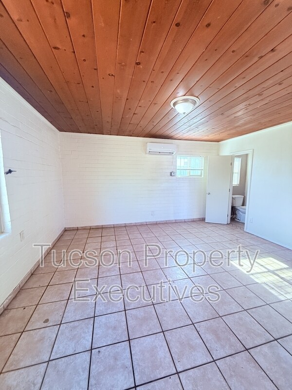 Building Photo - 232 W Flores St