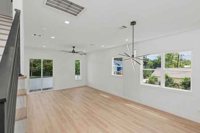 Building Photo - 3348 Sauer St