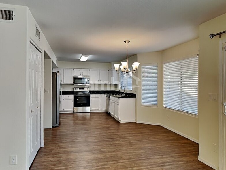 Building Photo - 4229 N Ranier