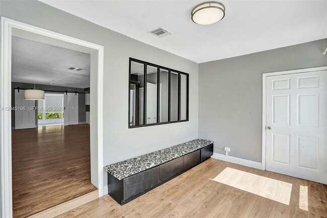 Building Photo - 9040 Carlyle Ave