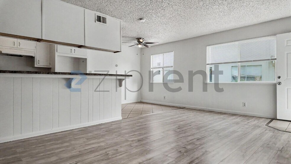 Building Photo - Unit 3