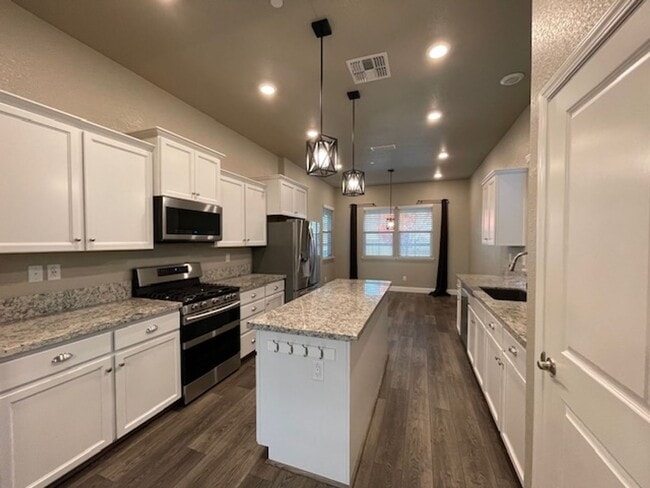 Building Photo - Stunning 3 Bedroom Home in Roseville near Rex Fortune Elementary and John Byouk Park!