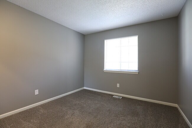 Building Photo - 326 NW Gibson Rd