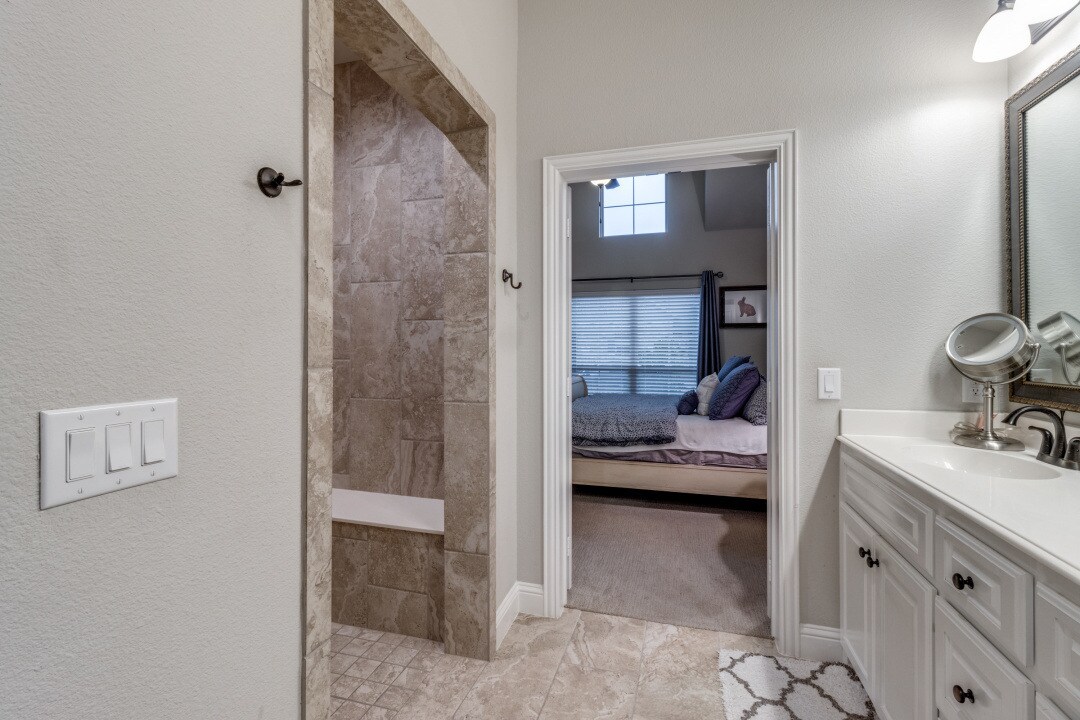 Walk in Shower - 3770 Marigold Ln