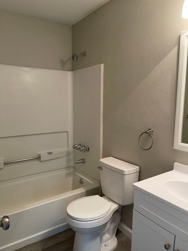 Building Photo - Cute 2 Bedroom Home for Rent on Provincial