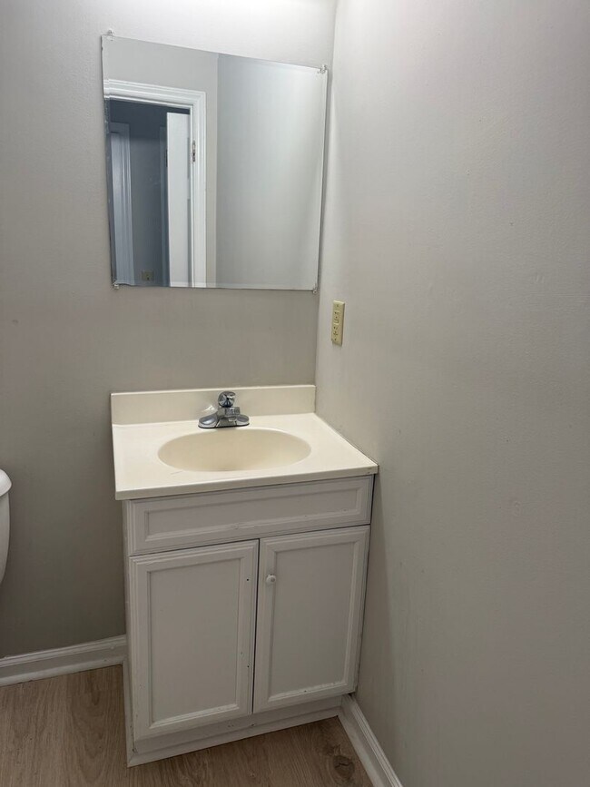 Building Photo - Two bedroom, one bath apartment in Burlington