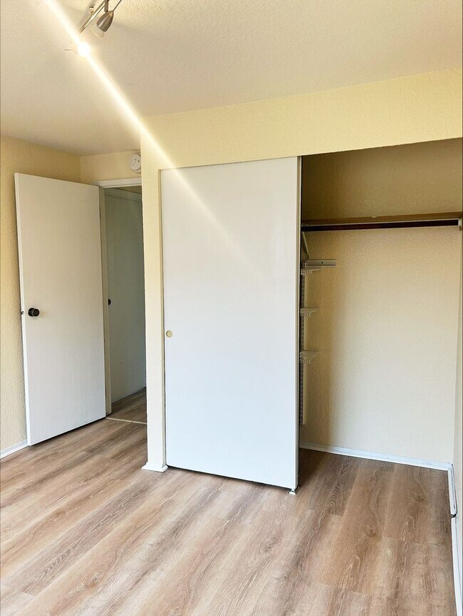 Building Photo - 2 Bedroom 1.5 Bath Condo Renton - 1 Carpor...