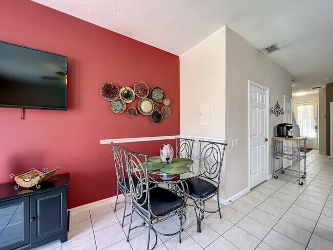 Building Photo - 2421 Silver Palm Dr