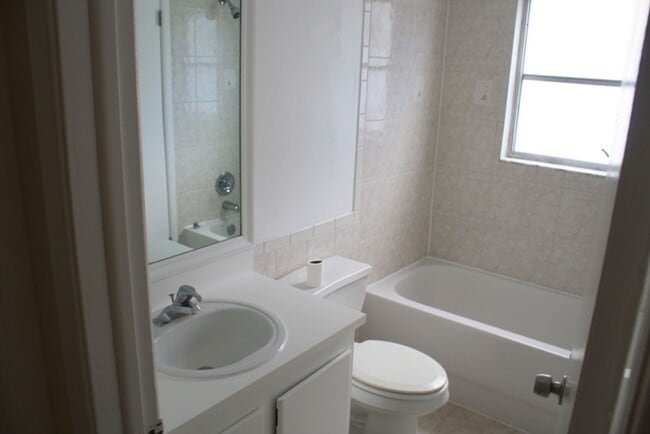 Building Photo - lovely one story duplex