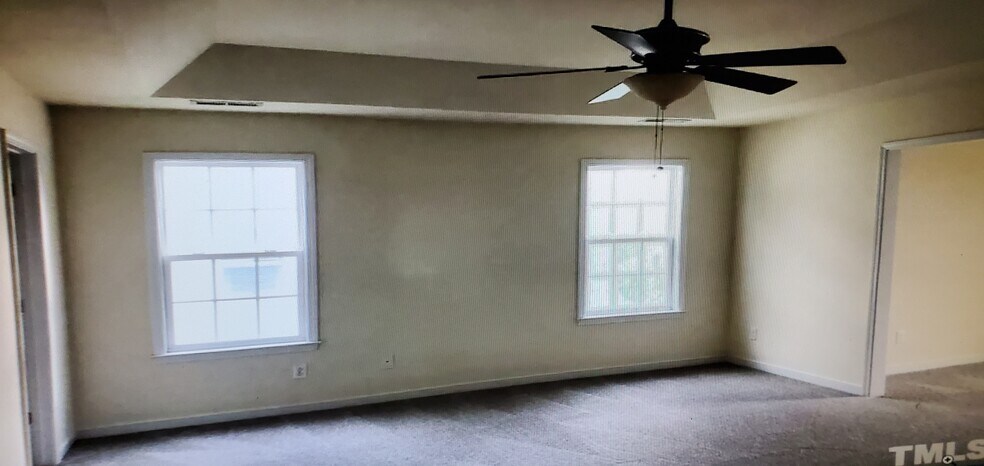 LARGE MASTER BEDROOM W/TRAY CEILING - 805 Pristine Ln
