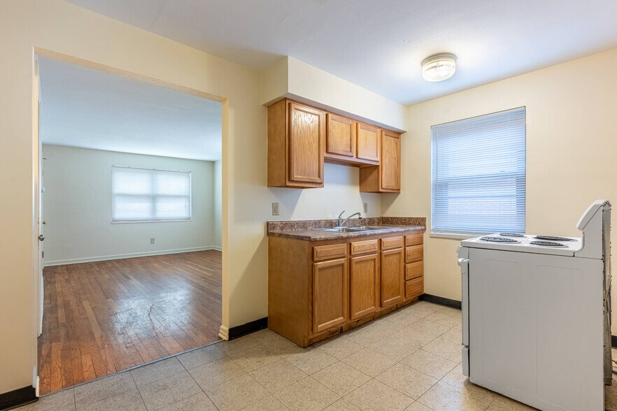 Building Photo - 108 E Norman Ave