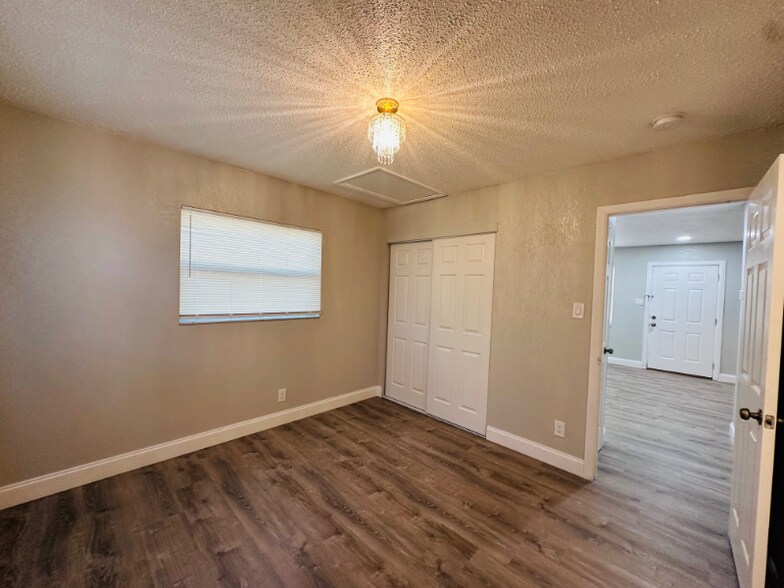 Building Photo - 618 93rd Ave N