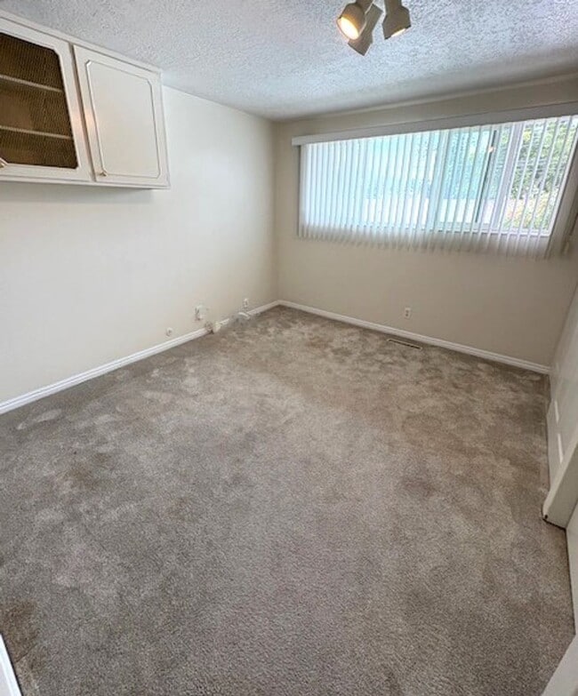 Building Photo - 2 Bedroom Condo in Millcreek!