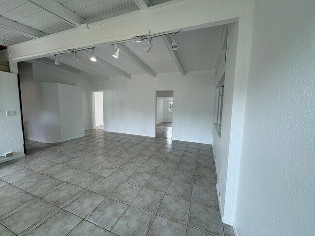 Building Photo - Rare 5 bedroom, 3 bath PET FRIENDLY HOUSE in KAILUA!