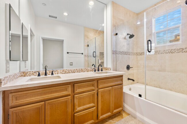 Building Photo - 19 Vinca Ct