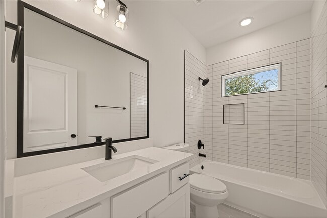 Building Photo - 2710 Bostic St