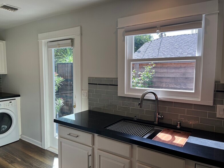 Building Photo - 7024 De Longpre Ave