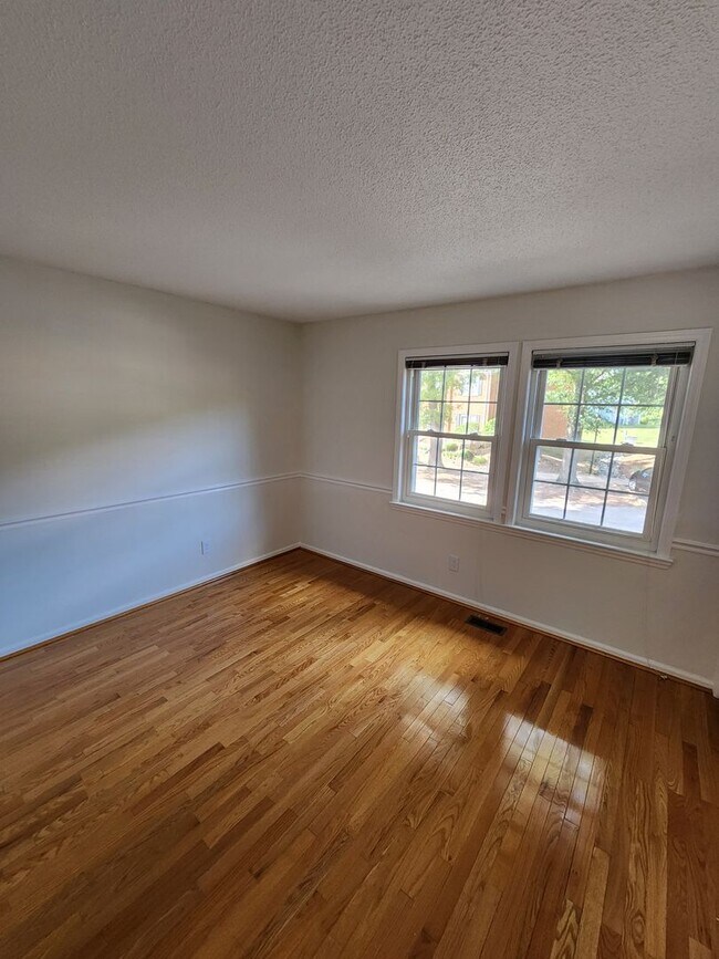 Building Photo - Canterbury Townhomes