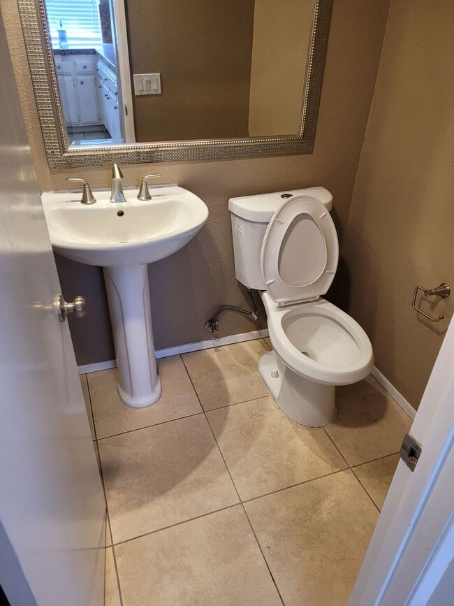Building Photo - Spacious Home In A Great Location