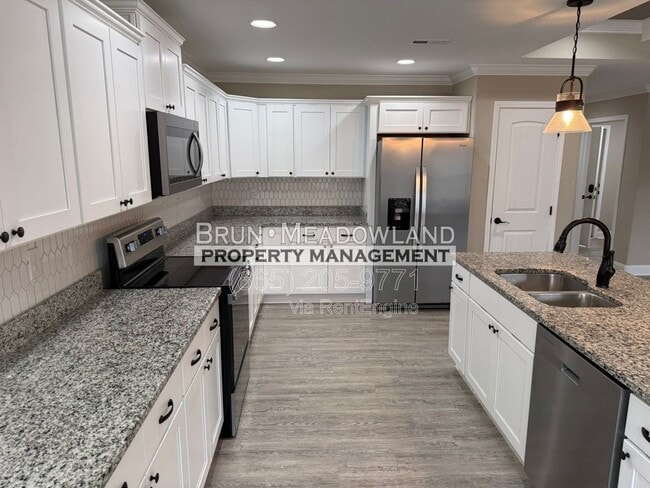 Building Photo - 3869 Doral Dr