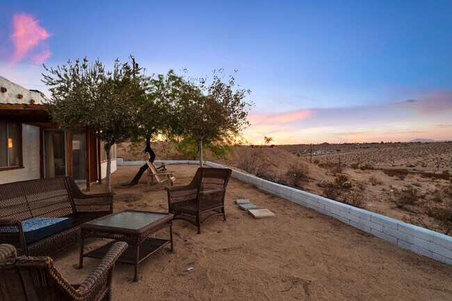 Building Photo - 2 Bedroom 1 Bath - Furnished Hilltop Home ...