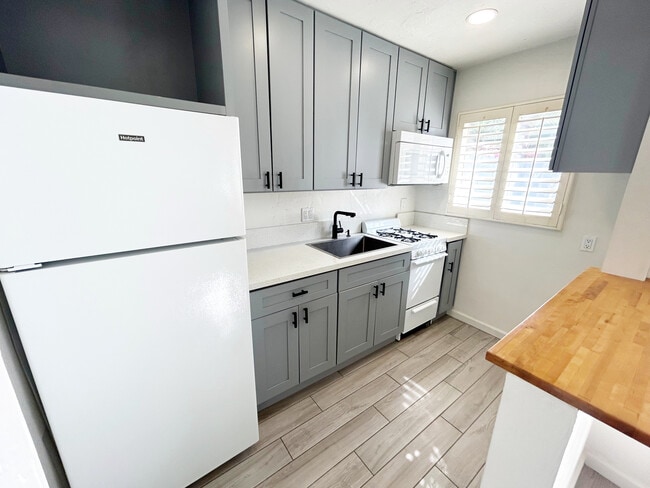 Building Photo - 1315 N Indian Canyon Dr