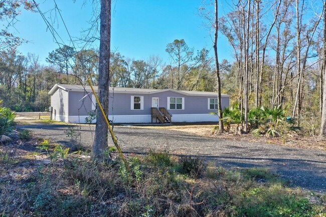 Building Photo - Huge 5 Bedroom 3 Bathroom Hastings Home Located w/ 1 Acre