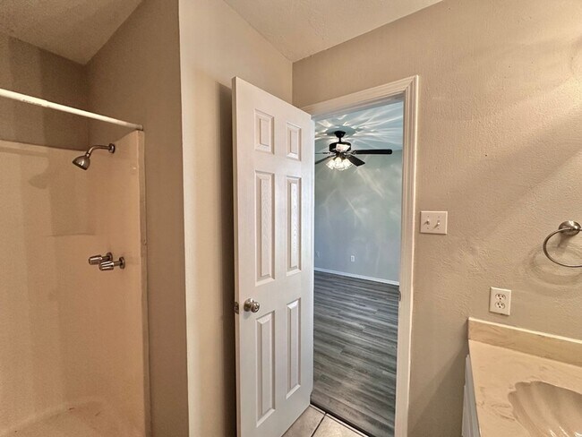 Building Photo - Stoneridge Duplex 454/452
