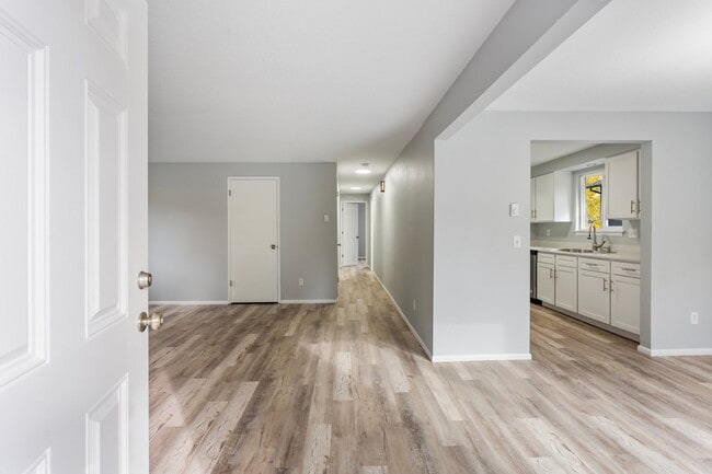 Building Photo - Charming, newly renovated West Linn apartment