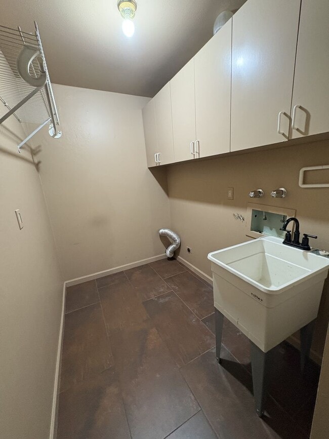 Building Photo - Highly sought community of Colonia Verde