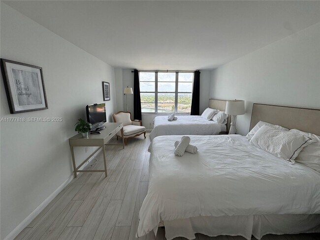 Building Photo - 5161 Collins Ave