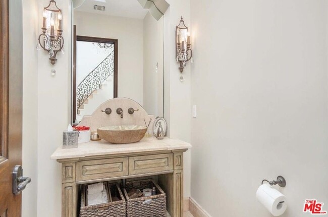 Building Photo - 329 Canon Dr