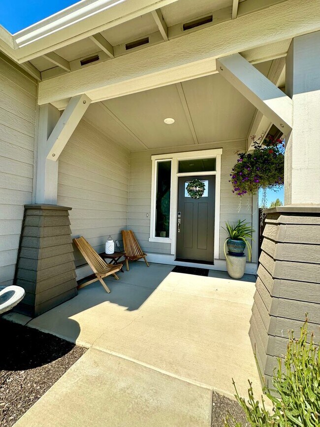 Building Photo - Gorgeous single-Level Pahlisch Home with a Fully Fenced Yard!