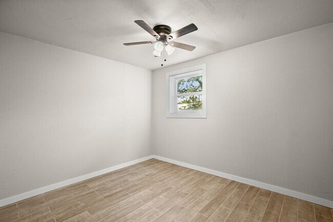 Building Photo - 402 Twin Elm Dr