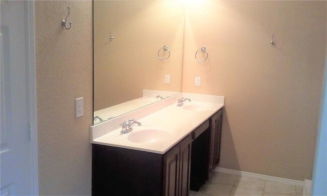 Building Photo - 15537 Gatehouse Dr