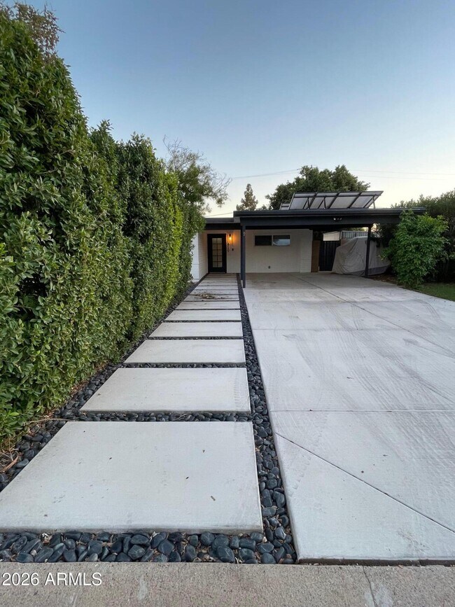 Building Photo - 429 W Flower St