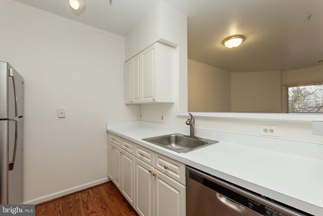 Building Photo - 2204 Westcourt Ln